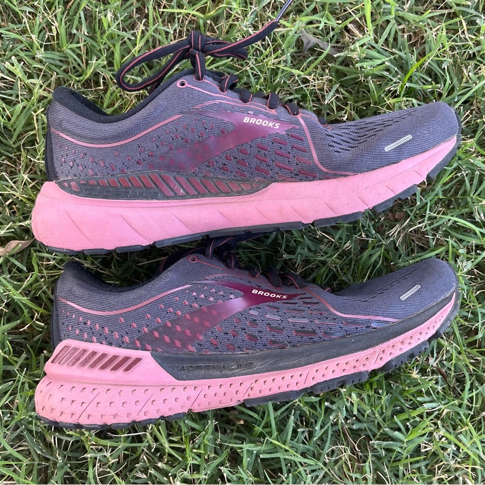 Brooks Adrenaline 21 running shoes. Women’s size 8 In great condition.
